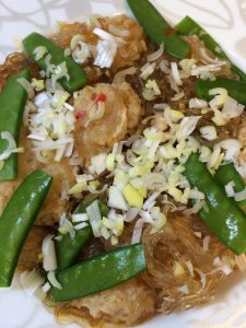 鶏団子と春雨の四川風煮込み