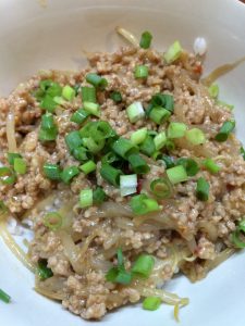 もやしとピリ辛ひき肉の味噌丼