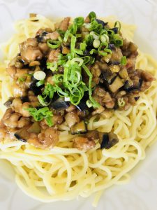 豚バラ肉と茄子のピリ辛あんかけ麺