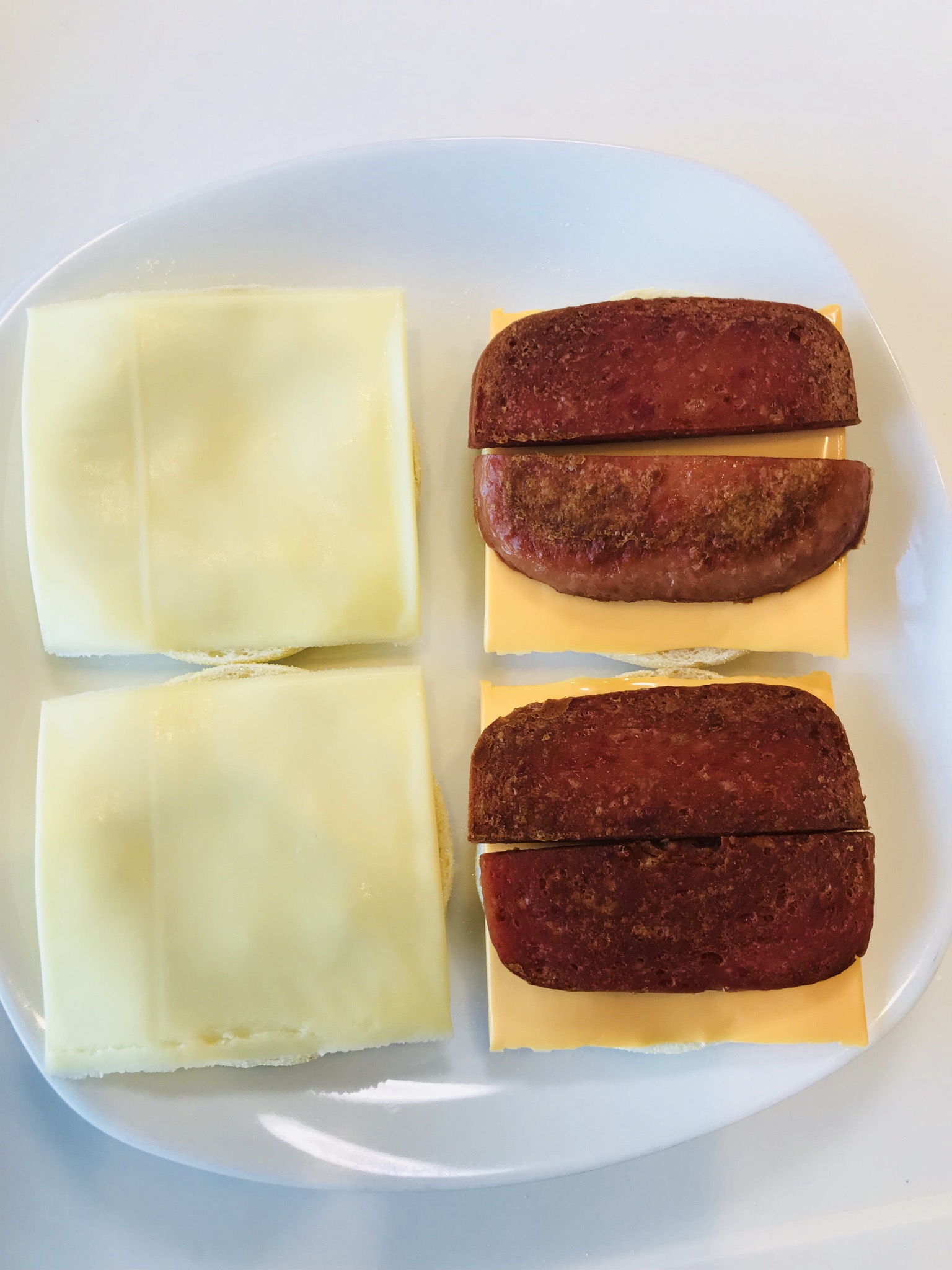 スパムと2種類のチーズのサンドウイッチ
