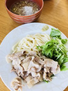 焦がしにんにくと豚バラの中華風つけうどん